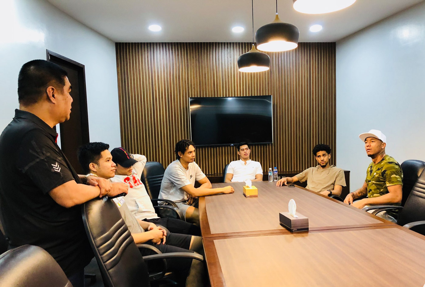 CLOSED-DOOR MEETING. PBA commissioner Willie Marcial (left) summons the league players who figured in the free-for-all during the Philippine-Australia match. Photo from the PBA
 