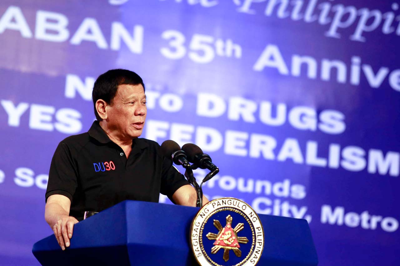 DECLINE. President Rodrigo Duterte's net satisfaction rating drops by 18 points in the September 2017 survey of the Social Weather Stations. His net trust rating also declines by 15 points. Malacañang file photo 