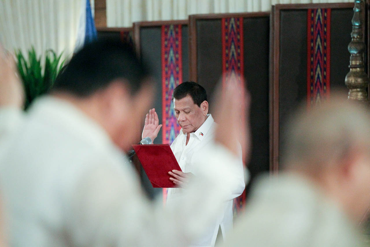 NEW APPOINTEES. President Rodrigo Duterte leads the oath-taking of new government officials. Malacañang photo 