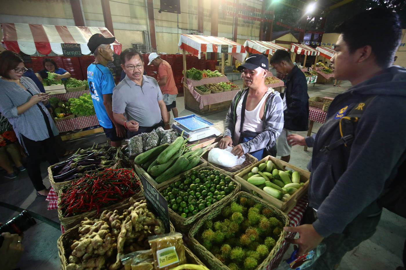 FOOD PRICES. The government's economic team urges the Department of Agriculture to implement reforms. File photo by Ben Nabong/Rappler 