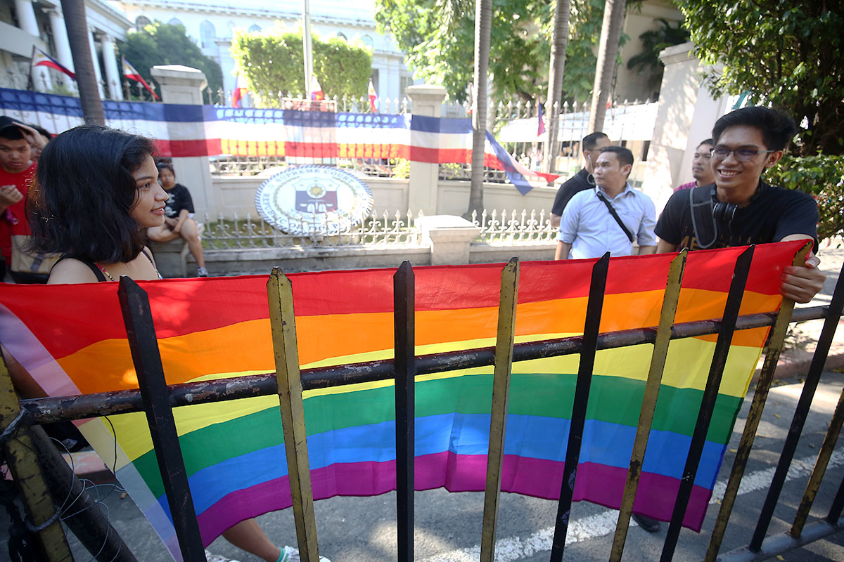 MARRIAGE EQUALITY. LGBTQ+ members light candles as they gather outside the Supreme Court in Manila on June 19, 2018 for the oral arguments on a petition for same sex marriage. Photo by Ben Nabong/Rappler 