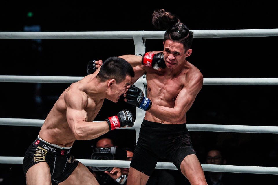 KILLER BLOW. Jeremy Miado (right) delivers the lone win for the Philippines after knocking out Miao Li Tao. Photo release 
  