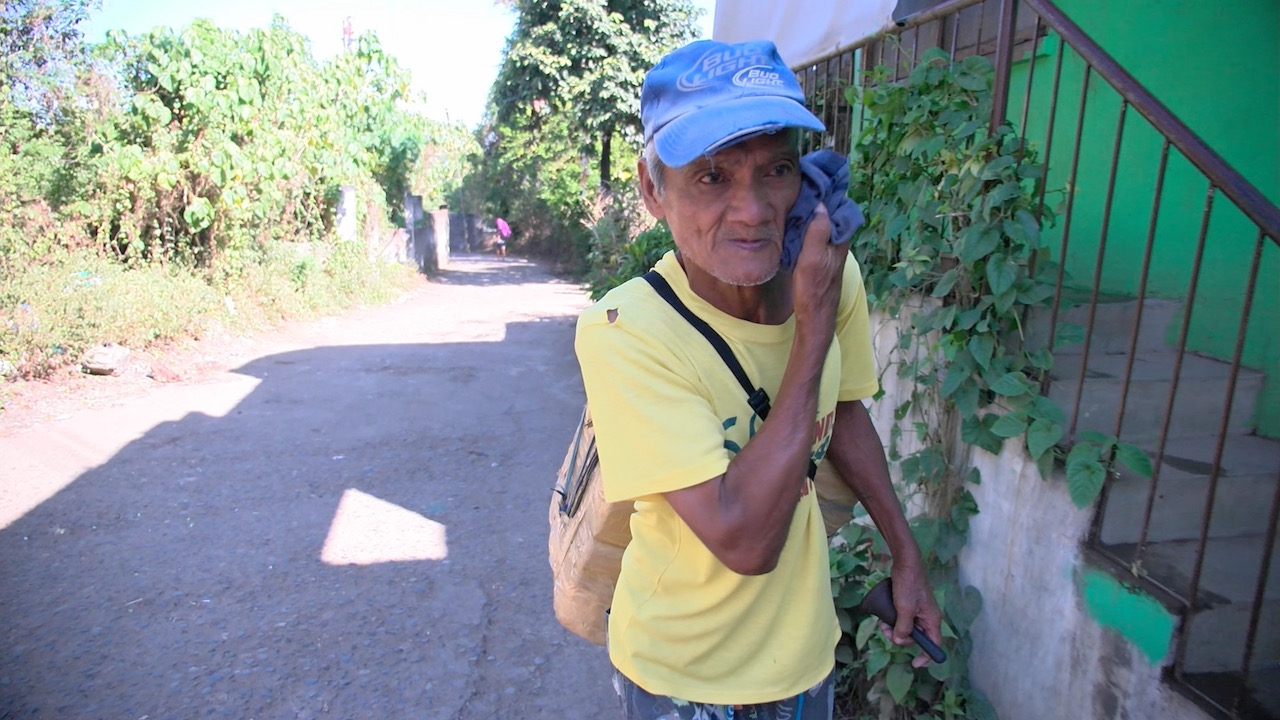 NO RETIREMENT. Arturo Fabular walks the streets of Caloocan City and Meycauayan in Bulacan to sell ice drops.   