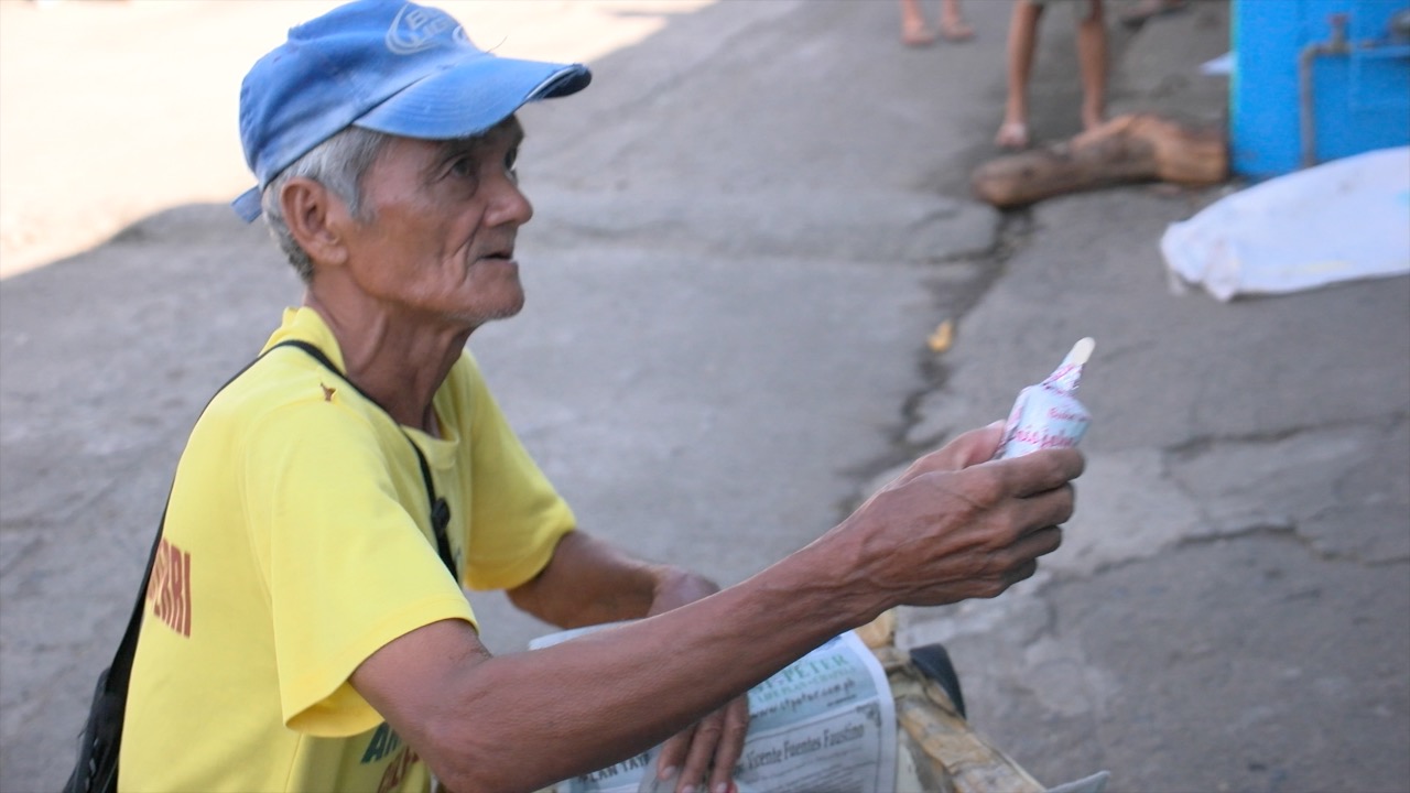 STILL WORKING. Senior citizen Arturo Fabular continues to sell ice cream daily to sustain his family's needs.  