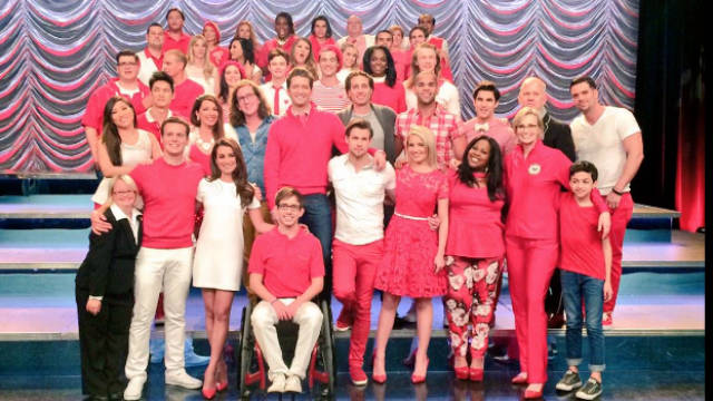 FINAL BOW. The cast of 'Glee' poses for a photo during the show's final taping. Screengrab from Twitter/@msleamichele  