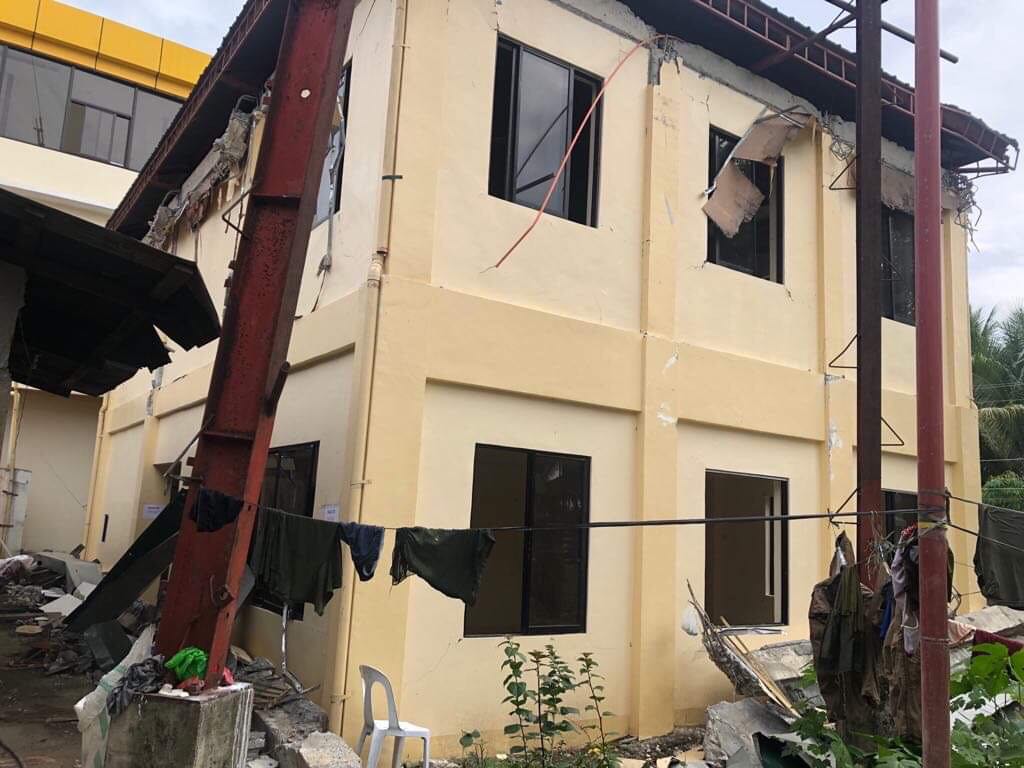 UNSAFE. The building is in danger of collapse. Photo from QC DRRMC 