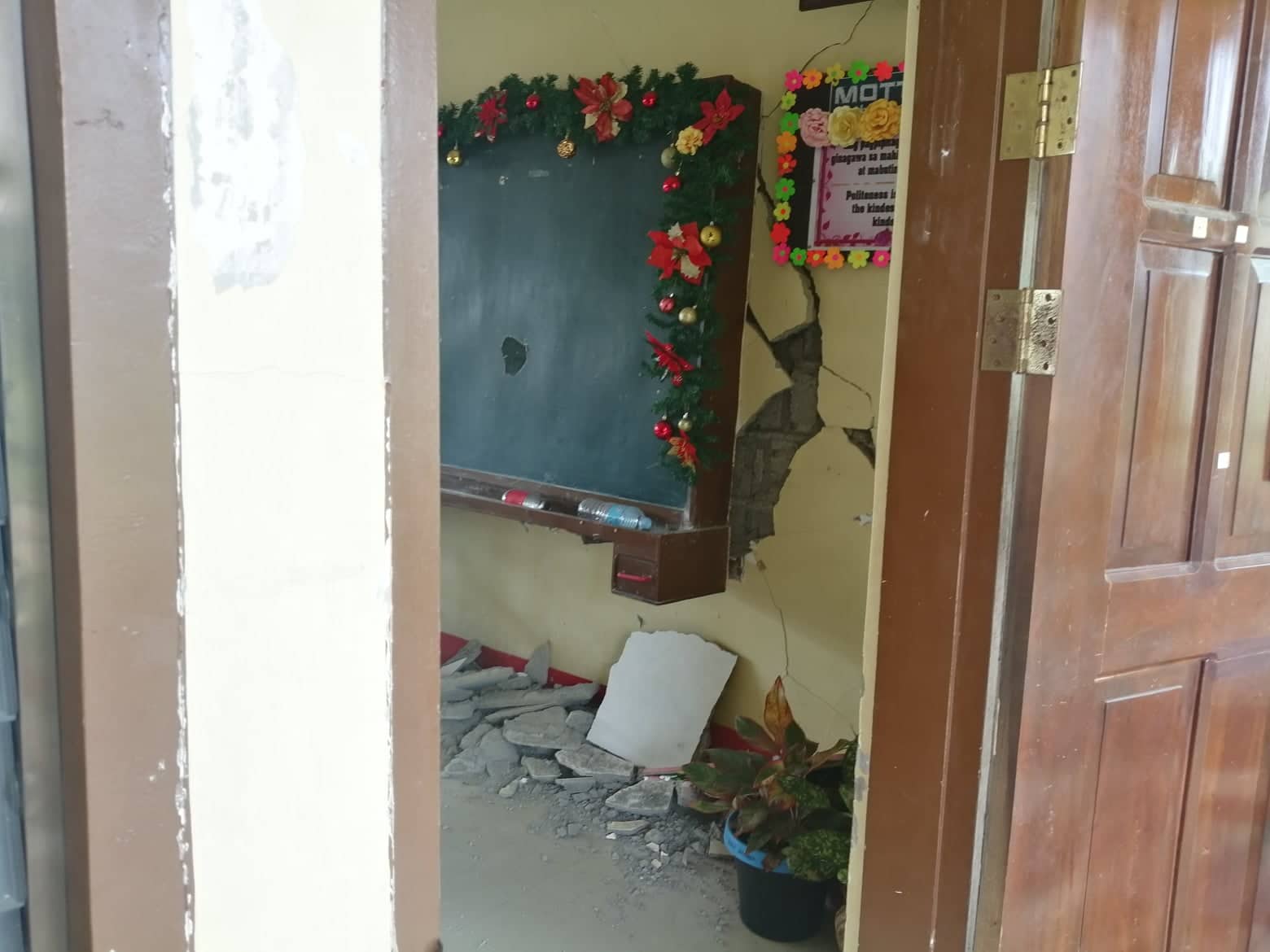 PAGCOR BUILDING. The building was deemed unsafe due to severely damaged walls. Photo from QC DRRMC
 