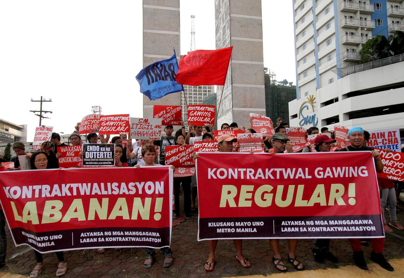 WHY NO EO VS CONTRACTUALIZATION? Labor groups stage a rally in Welcome Rotonda, Quezon City to protest President Rodrigo Duterte's decision against issuing an executive order on contractualization. Photo by Inoue Jaena/Rappler  