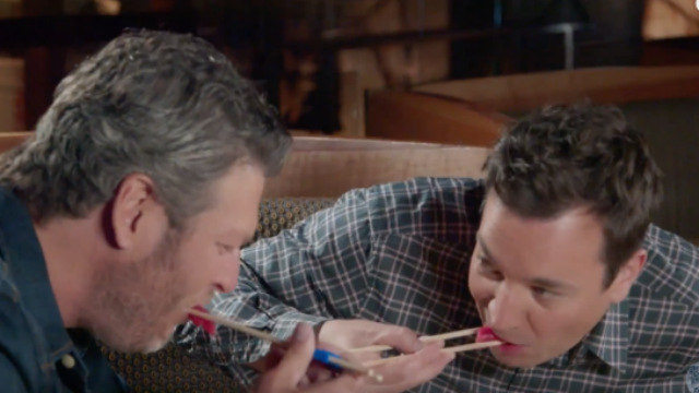 Watch Blake Shelton Tries Sushi For The First Time On Fallon
