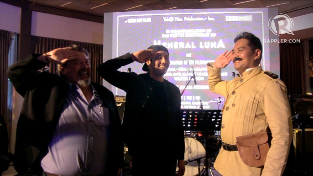 PASSING THE HAT. John Arcilla, who played General Luna in 'Heneral Luna,' salutes Paulo Avelino, who is set to play Gregorio del Pilar in the upcoming film, and producer EA Rocha. Photo by Exxon Ruebe/Rappler.com 