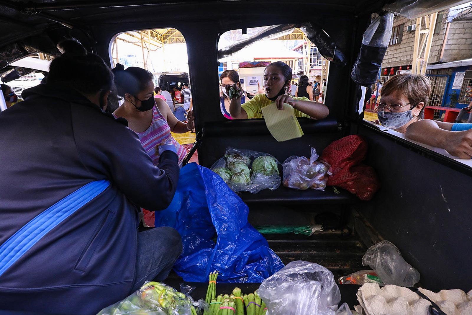 MOBILE PALENGKE. Residents in Barangay Bambang, Pasig City, buy fresh produce from the city government's roving stores on March 26, 2020. Photo by Darren Langit/Rappler  