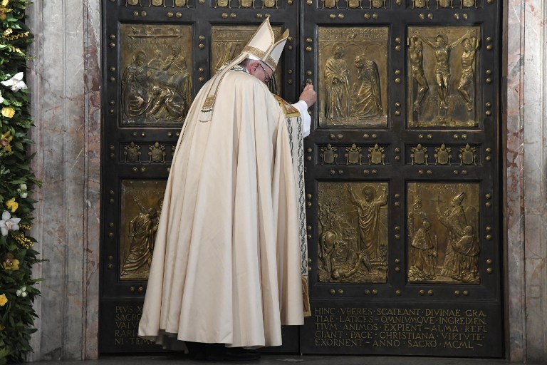 JUBILEE OF MERCY. Pope Francis closes the Holy Door at St Peter's Basilica to mark the end of the Jubilee of Mercy, on November 20, 2016. Photo by Tiziana Fabi/AFP  