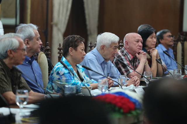 NDF PANEL. This photo of the NDF peace panel led by Fidel Agcaoili (5th from left) was taken in better times, during their meeting with President Rodrigo Duterte in Malacañang last year. File photo from Malacañang 