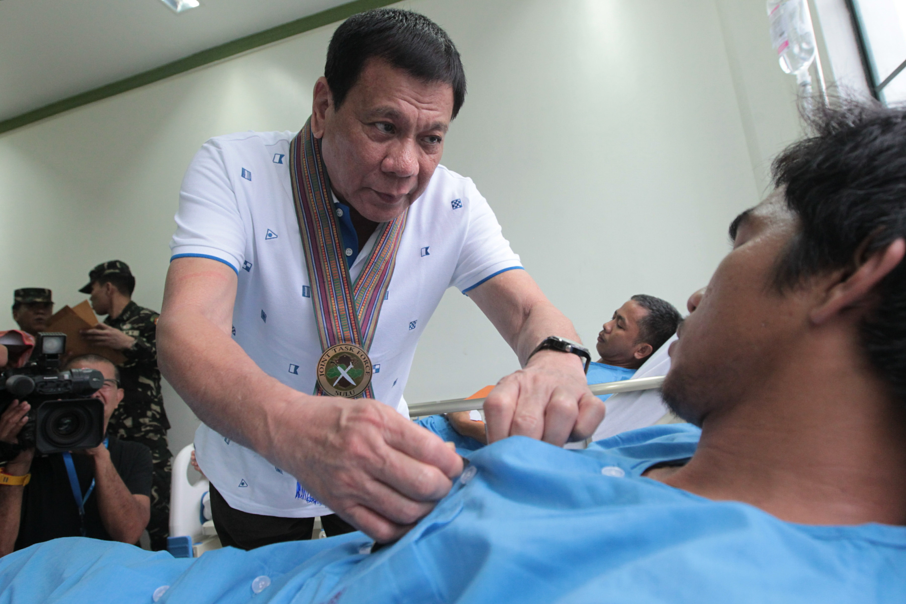 HOLIDAY DUTY. President Rodrigo Duterte visits wounded soldiers at Camp Teodulfo Bautista in Jolo, Sulu. Photo by Ace Morandante/Presidential Photo  