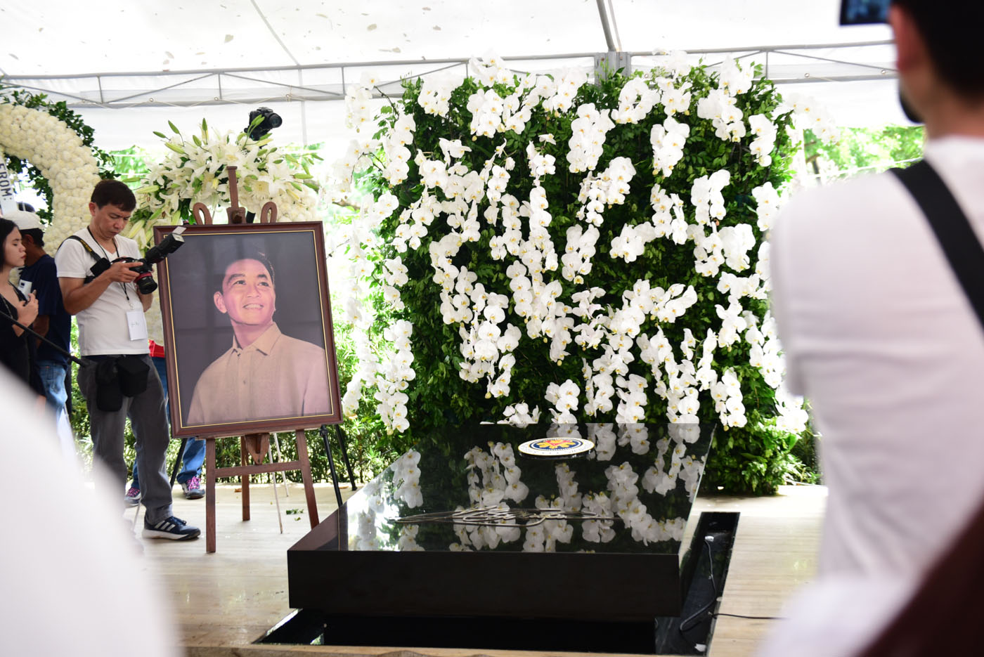 HERE HE LIES. White funeral flowers are on display behind the grave of the late dictator Ferdinand Marcos at the Libingan ng mga Bayani. Photo by Alecs Ongcal/Rappler  