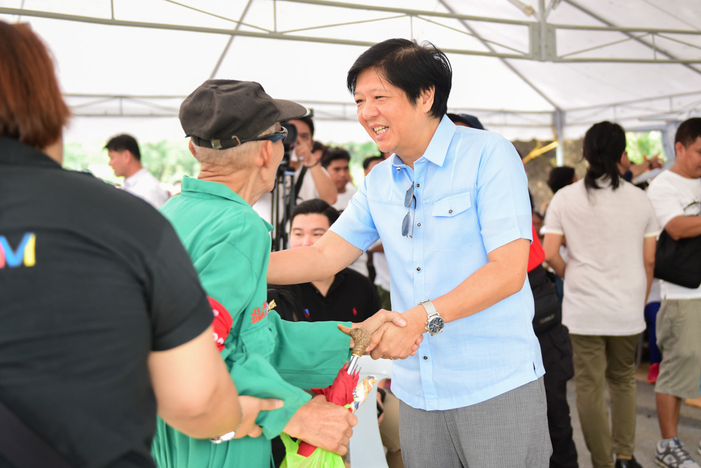 THE SON. Former senator Bongbong Marcos greets one of their supporters on November 19, 2016. Photo by Alecs Ongcal/Rappler   