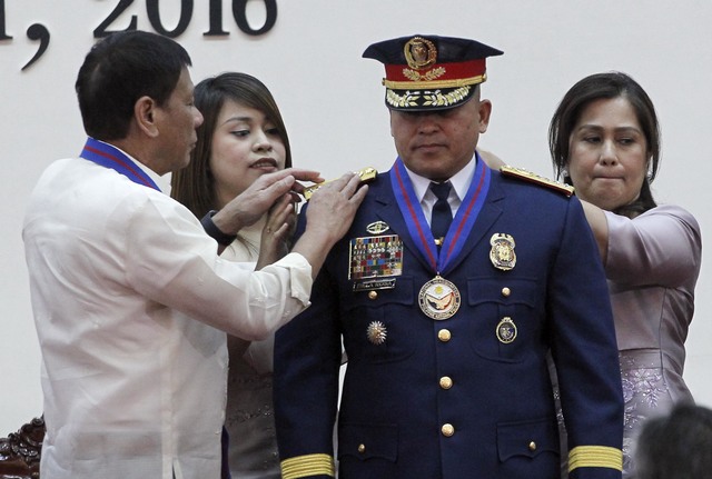 'BATO'. President Duterte promotes the new PNP chief Director General Ronald dela Rosa to the rank of Director General (4-star) from being a Chief Superintendent (1-star) in a ceremony at Camp Crame. Photo by Rey Baniquet/Malacañang PPD   