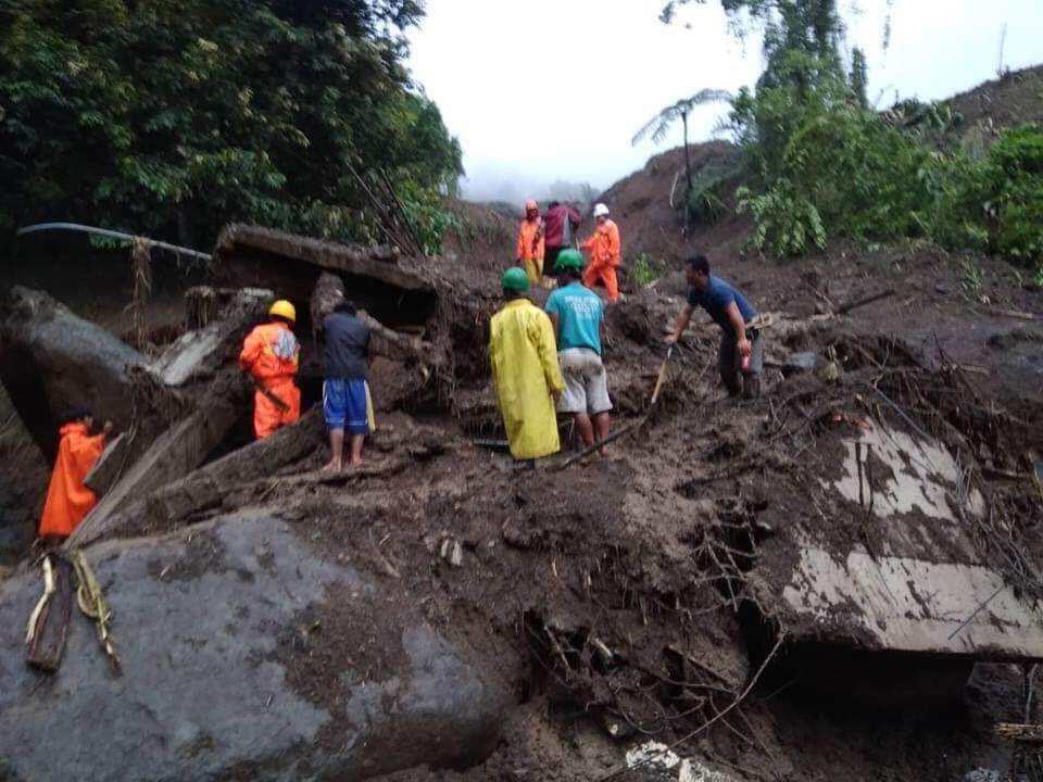 BURIED. Despite the rains rescue operations continue in Brgy Banawel, Natonin. Photo from the Department of Public Works and Highways   