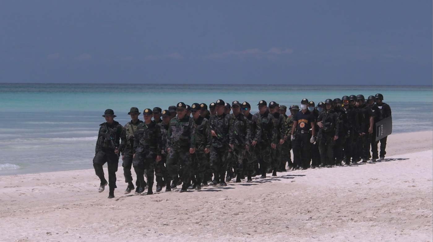 SOLDIERS IN THE BEACH. Soldiers simulate a terror attack and hostage-taking on the beaches of Boracay Island. Photo by Adrian Portugal/Rappler 
