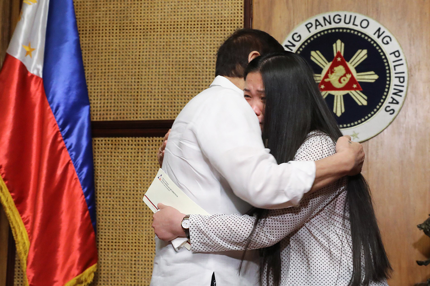 PALACE MEETING.  A tearful Jennifer Dalquez hugs President Rodrigo Duterte when she met with him in Malacañang on November 6, 2018. Malacañang photo 