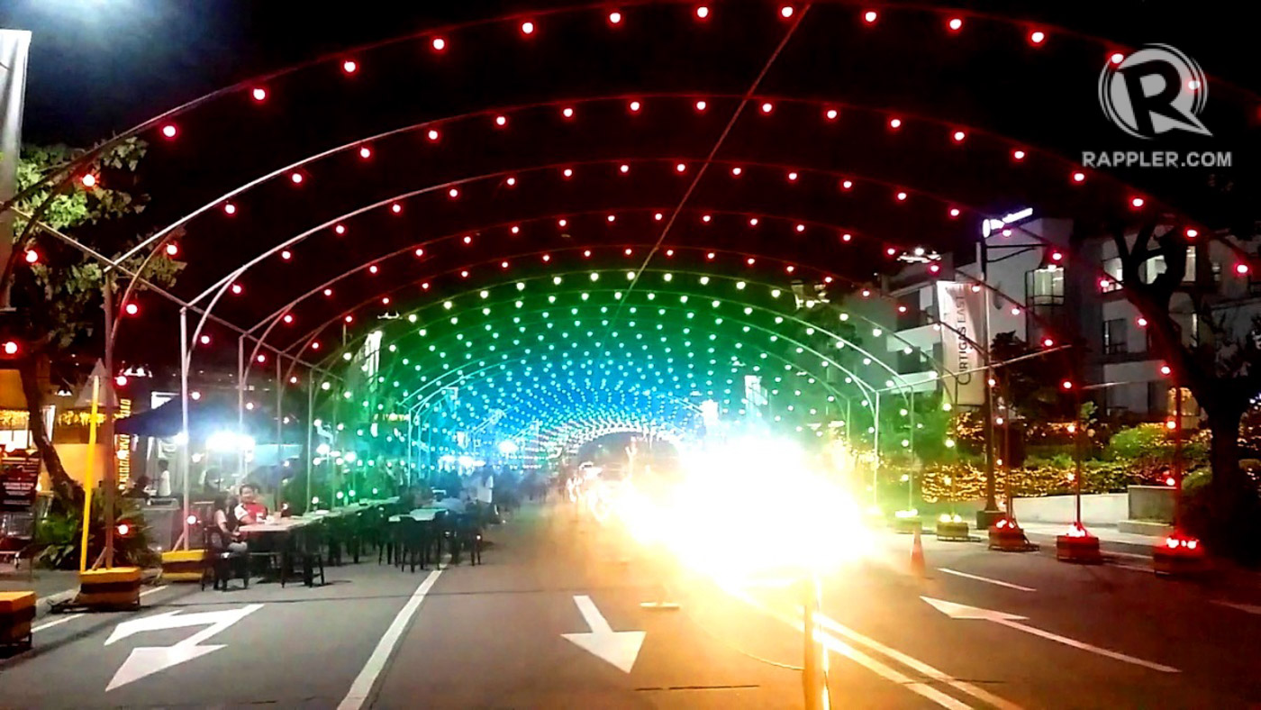 LIGHT TUNNEL. Ortigas’ light tunnel can be a treat for those caught in holiday traffic. Photo by Sharon Rose Baldonado 