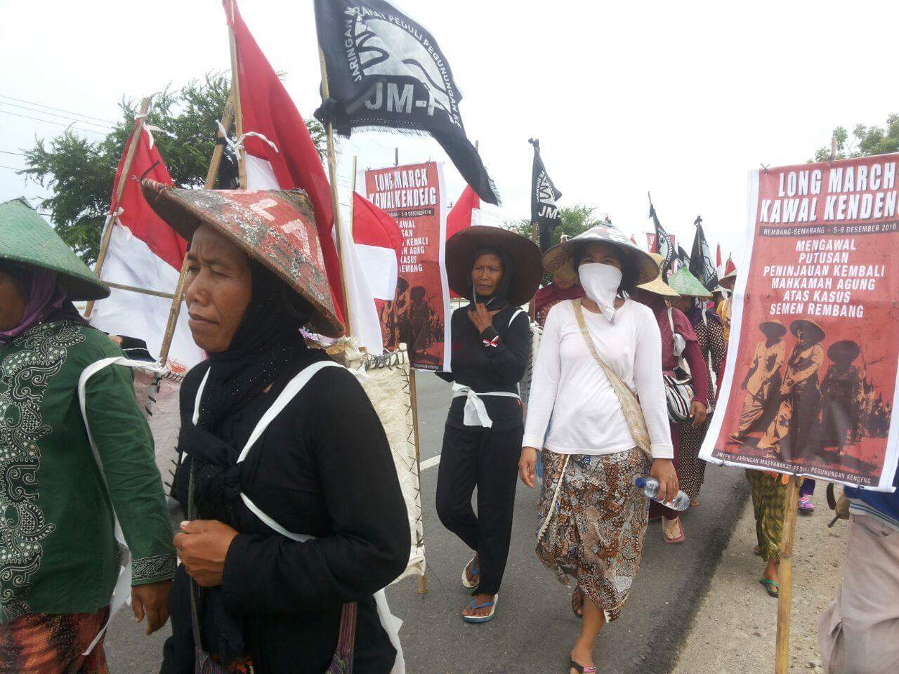 Ratusan petani Kendeng melakukan long march sepanjang 150 kilometer demi menemui Gubernur Jawa Tengah Ganjar Pranowo di Semarang, sejak 5 Desember hingga 8 Desember 2016. Foto oleh Fariz Fardianto/Rappler
 