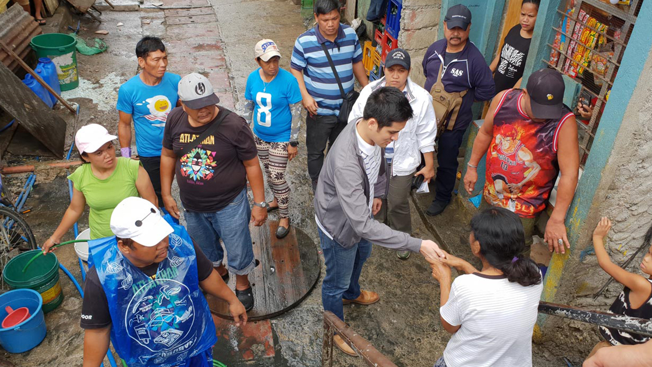 ON THE JOB. Pasig City Mayor Vico Sotto consults informal settlers in Barangay Santolan about a flood control project on August 9, 2019. Photo by JC Gotinga/Rappler 