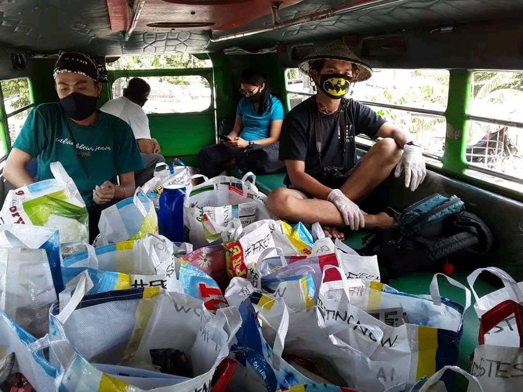 DETENTION. Relief volunteers are stopped at a checkpoint in Norzagaray, Bulacan, and detained on April 19, 2020. Photo from Kilusang Magbubukid ng Pilipinas' Facebook page 