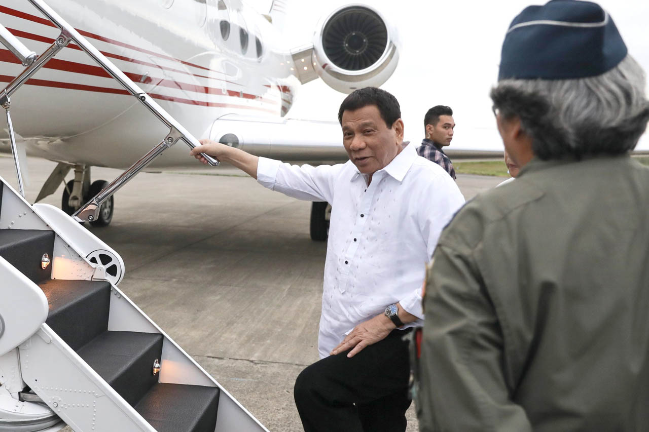BACK EARLY. President Rodrigo Duterte is flying home a day earlier from Papua New Guinea where he is attending APEC meetings. Malacañang photo 