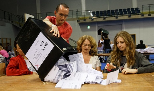 LONG NIGHT. Staff count ballot papers at the Glasgow count center at the Emirates Arena, Glasgow, Scotland, on June 23, 2016 after polls closed in the referendum on whether the UK will remain or stay in the European Union (EU). Robert Perry/AFP
