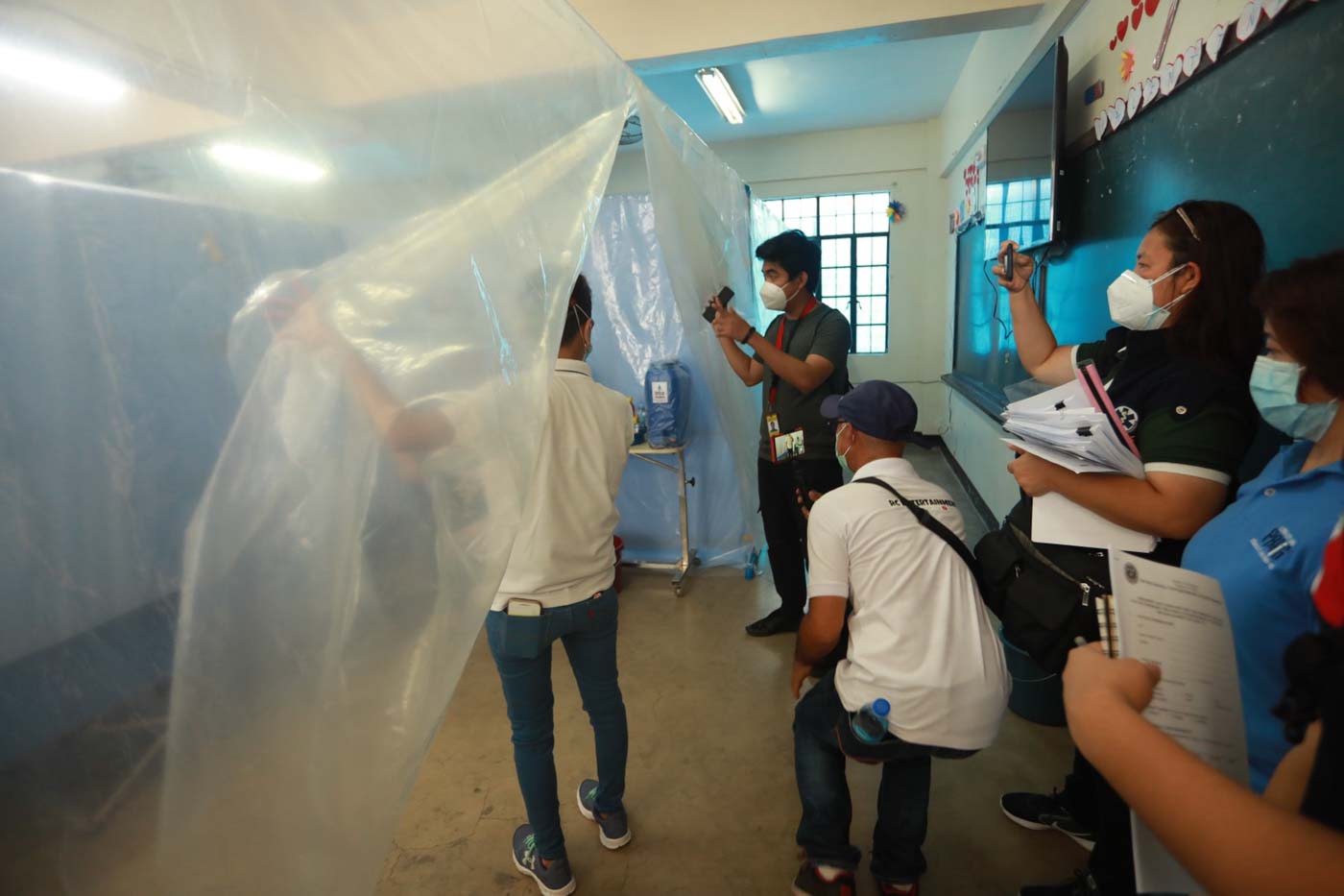 QUARANTINE. A team from the Department of Health inspects the 4 buildings of the Rizal High School that the Pasig City government converted into COVID-19 quarantine facilities. Photo from Pasig Public Information Office 