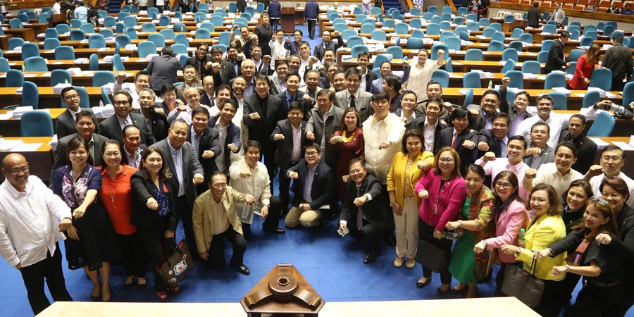 APPROVED BUDGET. Members of the House of Representatives on Tuesday jubilantly pose and flash the famous clenched fist sign of President Rodrigo Duterte after the lawmakers approved on second reading House Bill 6215 or the 2018 General Appropriations Bill (GAB). Photo from the House Press and Public Affairs Bureau 