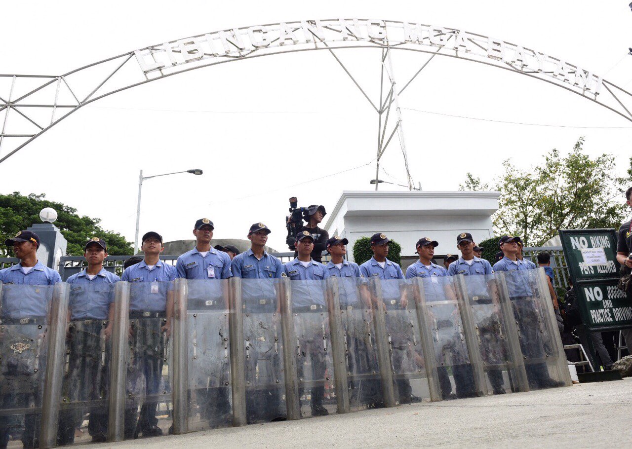 TIGHT SECURITY. Police stand guard outside the main entrance of the Libingan ng mga Bayani. No supporter or rallyist has entered the cemetery as of early Friday afternoon. Photo by Alecs Ongcal/Rappler  