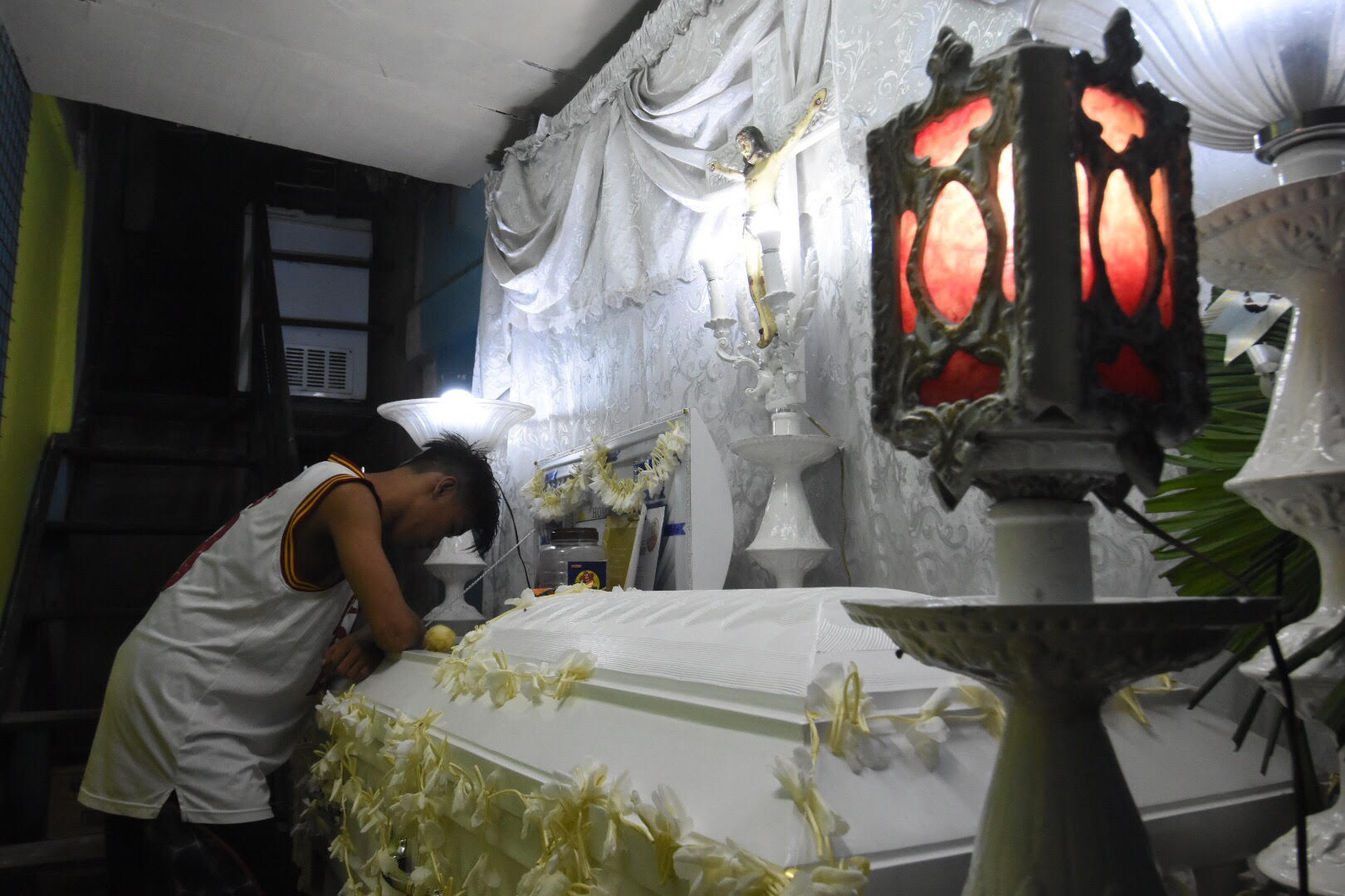 IN MOURNING. A friend of slain teenager Kian Loyd delos Santos visits his wake. Photo by Angie de Silva/Rappler 