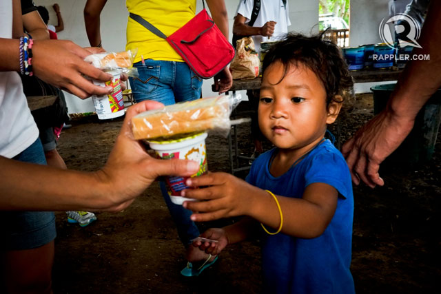 FIGHTING HUNGER. Climate change impacts health, too. File photo by George Moya/Rappler 