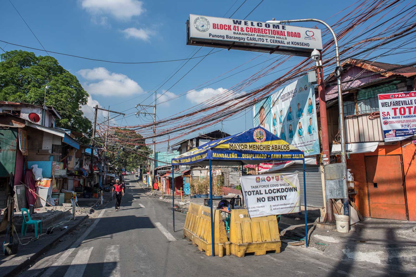 LOCAL LOCKDOWN. In this file photo, road signs mark Mandaluyong City's total lockdown of barangays Mauway and Addition Hills on May 12, 2020. Photo by Rob Reyes/Rappler 