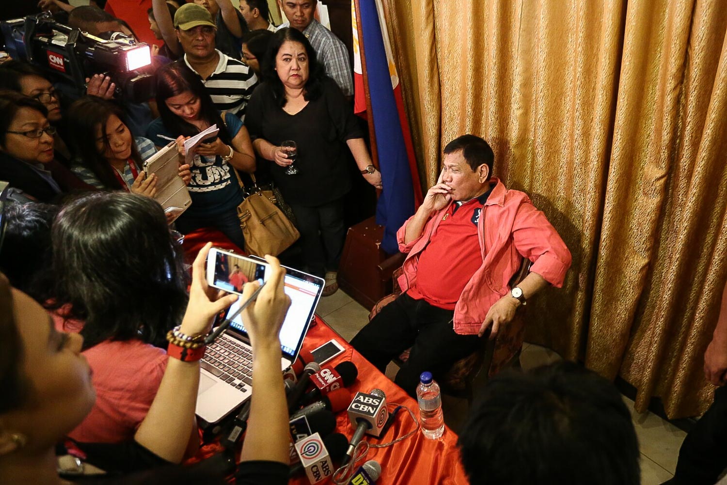 DEALING WITH THE PRESS. In this May 26, 2016 photo, Rodrigo Duterte holds a press conference in Davao City. Photo by Manman Dejeto/Rappler