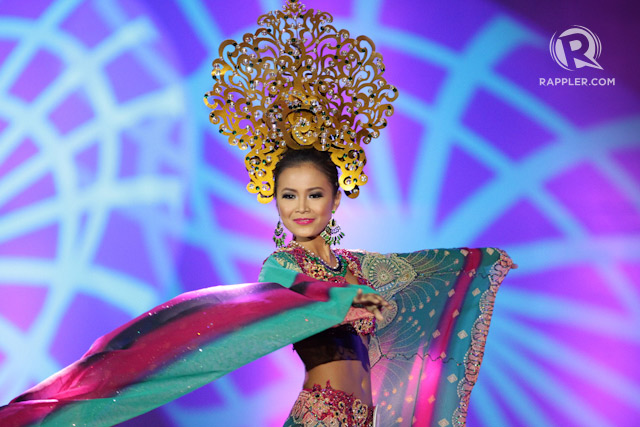 TAUSUG TRIBUTE. Ellore Noelle Punzalan in a Tausug-inspired cropped top and maxi skirt dress by Jontie Martinez. File photo by Mark Cristino/Rappler  