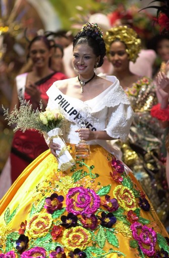 MISS UNIVERSE 2001. Zorayda Ruth Andam, Miss Philippines 2001, holds the Hoya Crystal trophy for her 1st Runner Up finish at the Miss Universe 2001 costume show at the Luis A. Ferre Performing Arts Center in Santurce, Puerto Rico on May 2, 2001. File photo by Miss Darren Decker/Miss Universe Organization/HO / AFP  