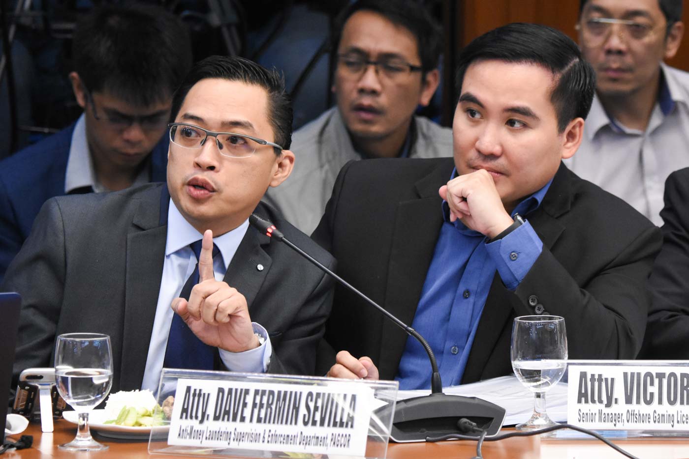 IN LOVE WITH POGO? Pagcor AVP Dave Sevilla (L) and POGO manager Victor Padilla (R) at the Senate hearing on the alleged money laundering linked to POGOs on March 5, 2020. Photo by Angie de Silva/Rappler 