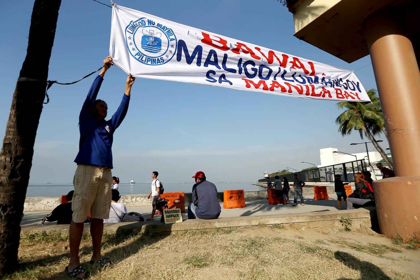 NOT YET SAFE. A notice forbidding residents to swim and declaring Manila Bay a 'no-swim zone' is placed on the seawall on February 6, 2019, as the rehabilitation efforts continue to clean the polluted waters. Photo by Inoue Jaena/Rappler   