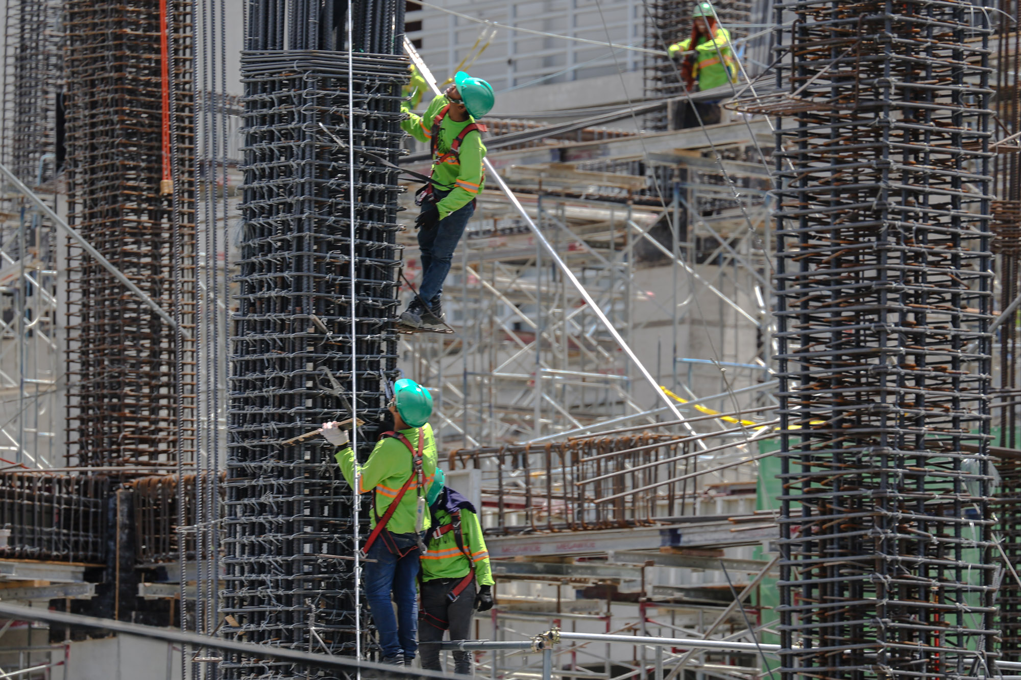 INFRASTRUCTURE. Construction workers on the eve of Labor Day, April 30, 2019. File photo by Jire Carreon/Rappler 