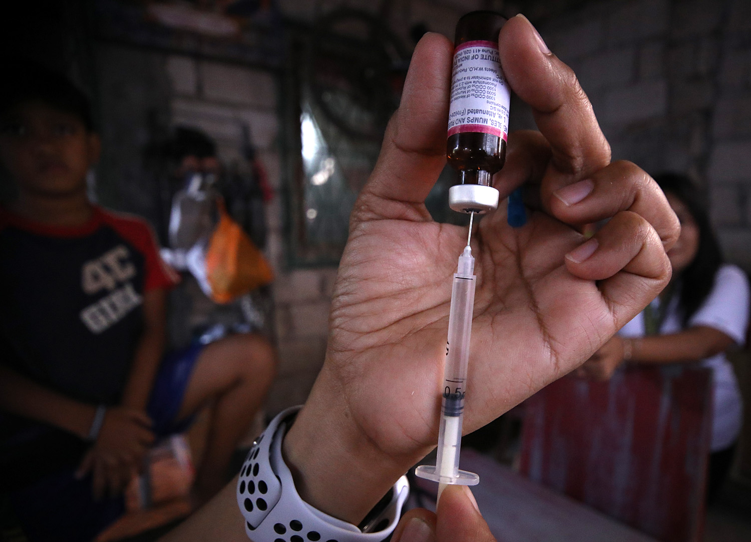 PROTECTION. Barangay Payatas community health workers go door-to-door for measles vaccination after the Department of Health announced an outbreak in several regions in the country. Photo by Darren Langit/Rappler 