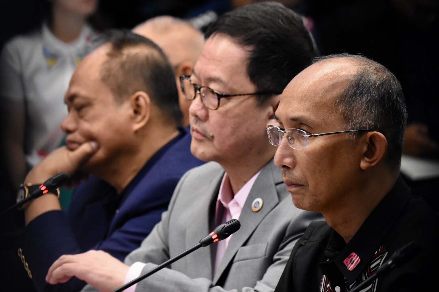 DRUG RECYCLING. Justice Secretary Menardo Guevarra sits beside former CIDG chief Benjamin Magalong during a Senate investigation October 1, 2019, on the alleged recycling of drugs by a team of Pampanga policemen. Photo by Angie de Silva/Rappler  