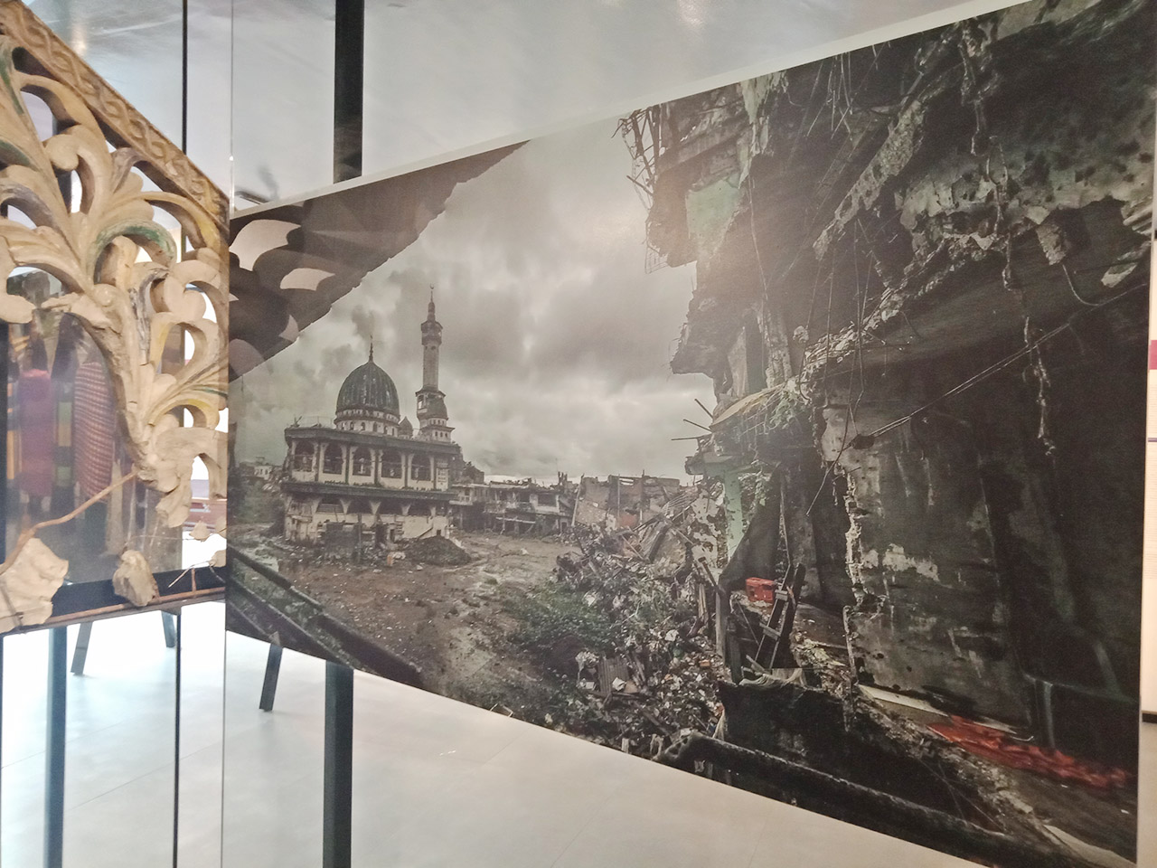 BANGSAMORO MUSEUM. A photo of the destruction of Marawi hangs in the newly opened Bangsamoro museum. All photos by Johanie Mae Kusain/Rappler  