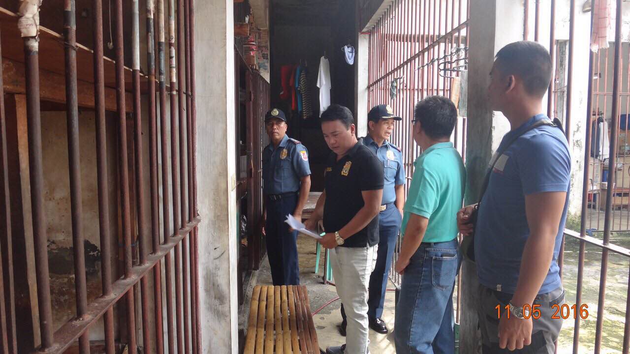ESPINOSA CELL. Police inspect the Leyte sub provincial jail in Baybay city where Rolando Espinosa was killed on November 5. Photo courtesy of Leyte police