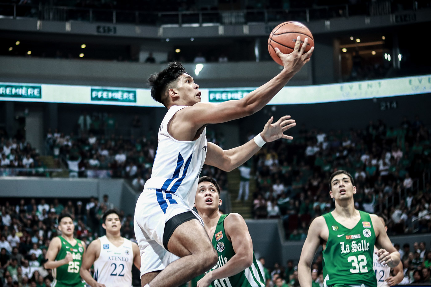 TITLE DEFENSE. Thirdy Ravena and the Ateneo Blue Eagles get to test the new-look La Salle early in the season. Photo by Michael Gatpandan/Rappler   