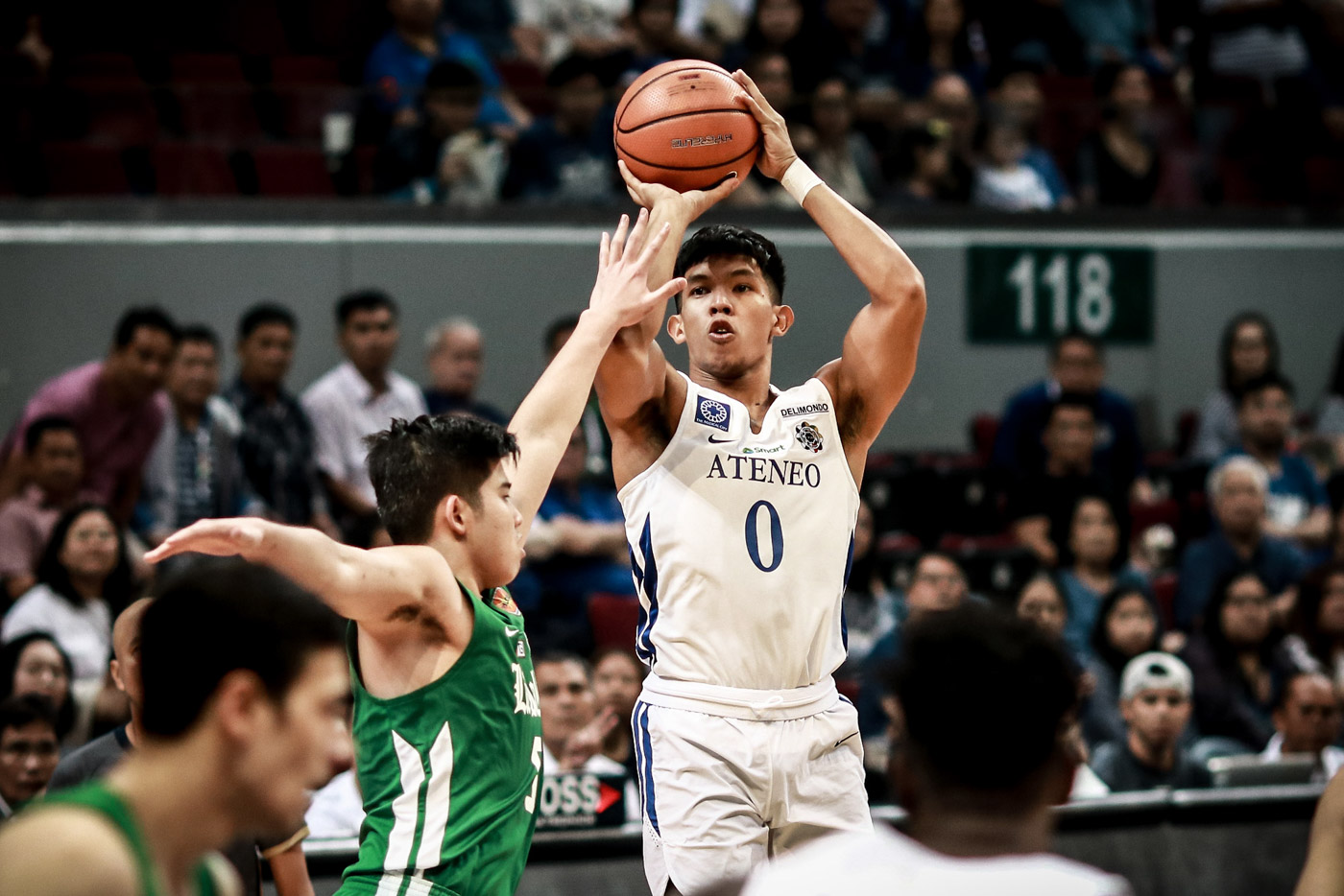 DOMINANT. Thirdy Ravena and the Ateneo Blue Eagles prove to be head and shoulders above the La Salle Green Archers in their first showdown. Photo by Michael Gatpandan/Rappler 