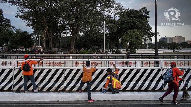 Government workers secure the barriers at the vicinity of the Quirino Grandstand where the Pope will head mass on January 17. Photo by Mark Saludes/Rappler
