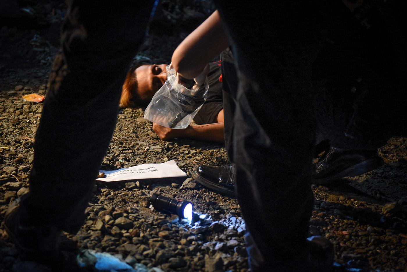 POPULAR DRUG WAR? Three suspected drug personalities are apprehended by cops while 3 others die after a shootout in Maypajo, Caloocan City on September 30, 2016. File photo by LeAnne Jazul/Rappler   